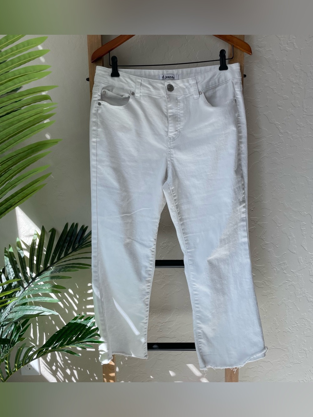 D. Jeans White Cropped Ankle Jeans